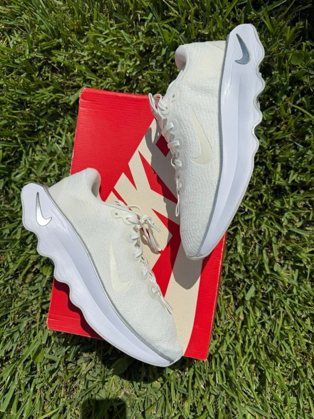 * 10 WOMEN'S NIKE MOTIVA SUMMIT WHITE / SILVER SNEAKERS RUNNING DV1238-111